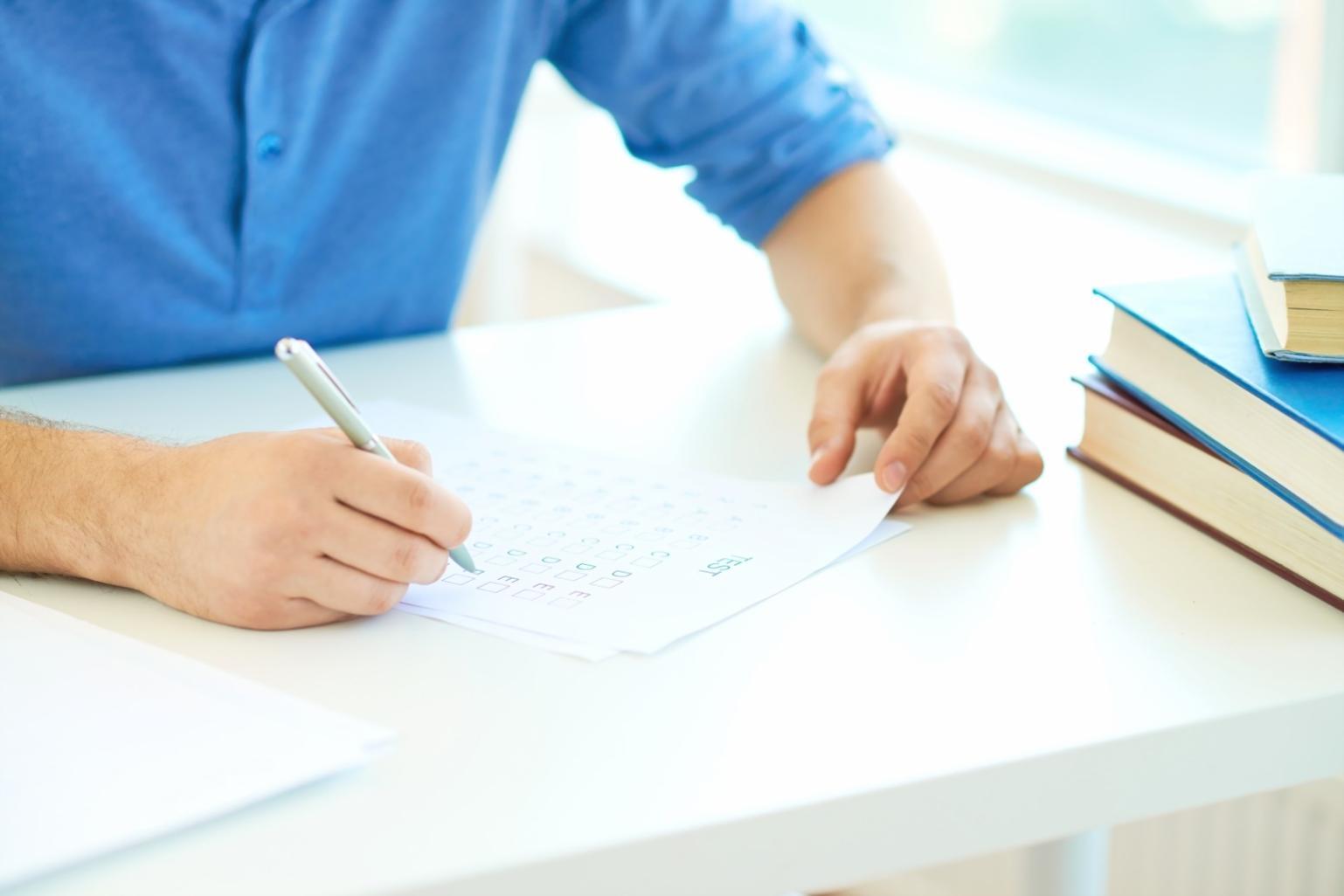 Espace de travail moderne avec entrepreneurs discutant de leur projet de création d'entreprise