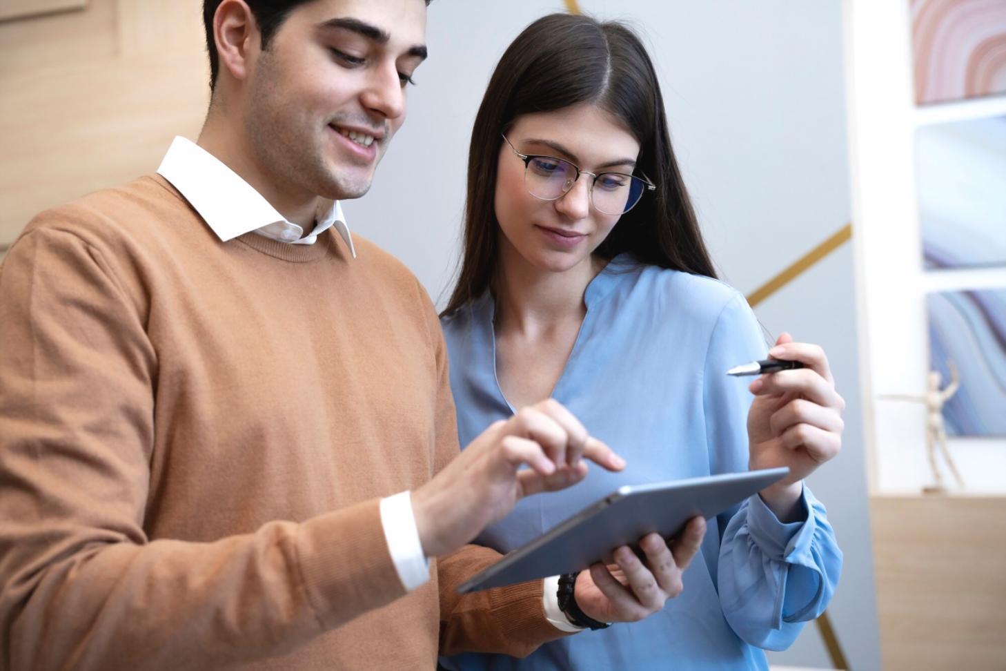 Équipe analysant des données financières sur écran