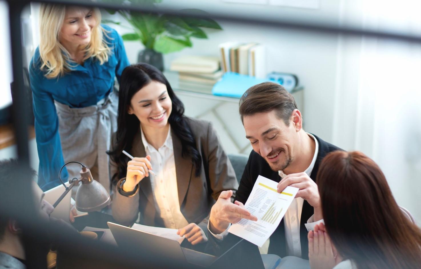 Bureau moderne avec documents et ordinateur pour la création d'entreprise