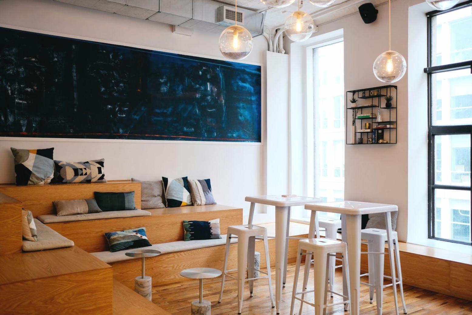 Personne travaillant sur documents financiers et stratégie d'entreprise